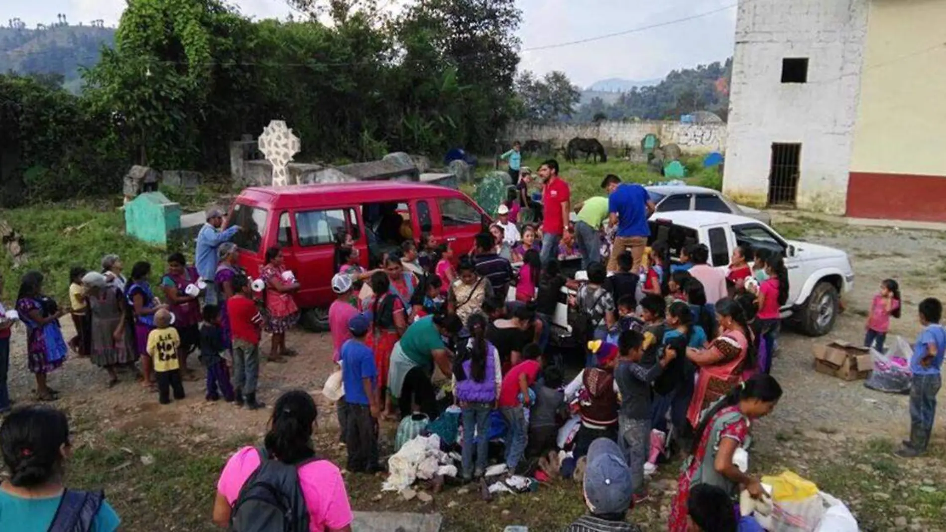 Uno de los panteones se encuentra dentro de la comunidad